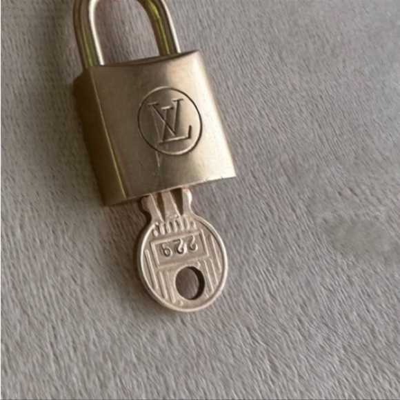 Louis Vuitton Square 200 Series Square Lock & Key - Picture 5 of 8